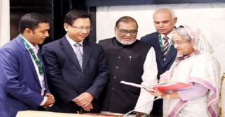 ‘বাংলা ভাষার বঙ্গবন্ধু’ বইয়ের মোড়ক উন্মোচন ‘বাংলা ভাষার বঙ্গবন্ধু’ বইয়ের মোড়ক উন্মোচন
