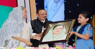 প্রধানমন্ত্রীকেই পুরস্কৃত করে গেল ছোট্ট পিয়াসা প্রধানমন্ত্রীকেই পুরস্কৃত করে গেল ছোট্ট পিয়াসা