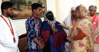 প্রধানমন্ত্রীর সঙ্গে নুসরাতের মা-বাবার সাক্ষাত প্রধানমন্ত্রীর সঙ্গে নুসরাতের মা-বাবার সাক্ষাত