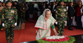 বঙ্গবন্ধুর প্রতিকৃতিতে প্রধানমন্ত্রীর শ্রদ্ধা বঙ্গবন্ধুর প্রতিকৃতিতে প্রধানমন্ত্রীর শ্রদ্ধা