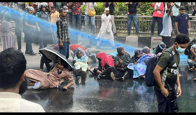 জাতীয় প্রেসক্লাবের সামনে আন্দোলনকারীদের ওপর জলকামান-সাউন্ড গ্রেনেড নিক্ষেপ করে পুলিশ।