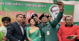 পরীর সঙ্গে পুলিশ অফিসারদের সেলফি