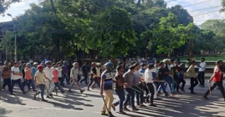 রাজধানীতে শিক্ষার্থীদের সঙ্গে ছাত্রলীগের ধাওয়া-পাল্টা ধাওয়া রাজধানীতে শিক্ষার্থীদের সঙ্গে ছাত্রলীগের ধাওয়া-পাল্টা ধাওয়া