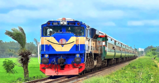 চলন্ত ট্রেনে আগুন: দম্পতির লাফ, প্রাণ গেল শিশুর চলন্ত ট্রেনে আগুন: দম্পতির লাফ, প্রাণ গেল শিশুর