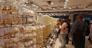 ছুটির দিনে জমজমাট রাজধানীর ঈদের বাজার ছুটির দিনে জমজমাট রাজধানীর ঈদের বাজার