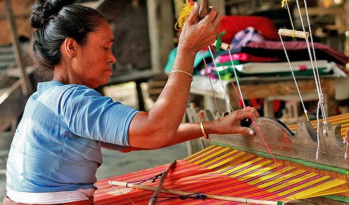 তাঁতের ছোয়া বদলে দিচ্ছে রাখাইন নারীর ভাগ্য