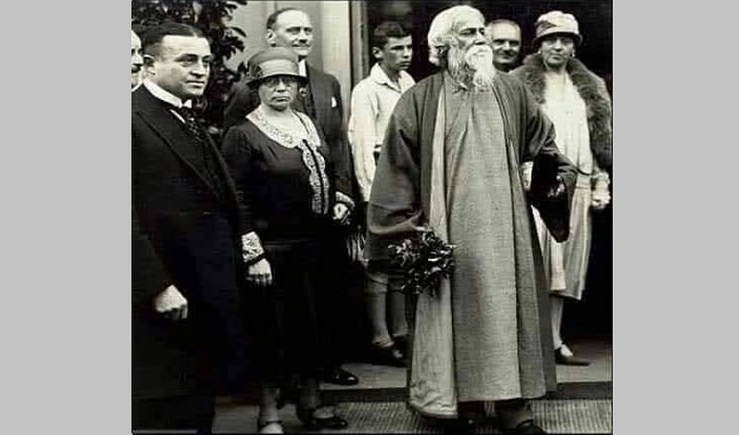 নোবেল পুরস্কার গ্রহণ অনুষ্ঠানে কবিগুরু।