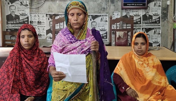 সংবাদ সম্মেলনে ছেলের অমানবিক নির্যাতনের বর্ণনা দিলেন বৃদ্ধ মা।  ছবি : সংগৃহীত