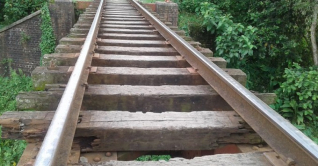 যমুনা সেতুতে পরিত্যক্ত রেললাইন অপসারণের কাজ চলছে