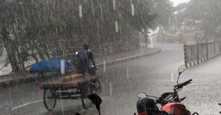 পৌষের শীত সকালে বৃষ্টিতে ভিজল রাজধানী পৌষের শীত সকালে বৃষ্টিতে ভিজল রাজধানী