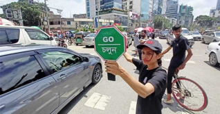 ছুটির দিনেও ট্রাফিক নিয়ন্ত্রণে শিক্ষার্থীরা ছুটির দিনেও ট্রাফিক নিয়ন্ত্রণে শিক্ষার্থীরা