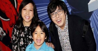 বছরে ২২১ কোটি টাকা রোজগার করে ৯ বছরের রায়ান! বছরে ২২১ কোটি টাকা রোজগার করে ৯ বছরের রায়ান!