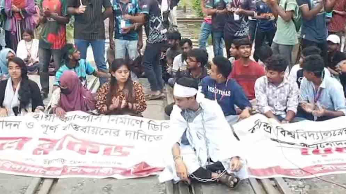 রবীন্দ্র বিশ্ববিদ্যালয়ের শিক্ষার্থীদের রেলপথ অবরোধ