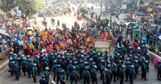 মিরপুরে পোশাক শ্রমিকদের সড়ক অবরোধ মিরপুরে পোশাক শ্রমিকদের সড়ক অবরোধ