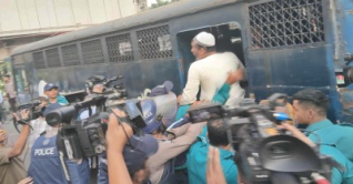 সচিবালয় থেকে ৪ জনকে নেওয়া হলো পুলিশি হেফাজতে সচিবালয় থেকে ৪ জনকে নেওয়া হলো পুলিশি হেফাজতে