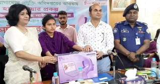 ঝালকাঠিতে প্রশিক্ষণপ্রাপ্ত ২৬৫ নারীকে ল্যাপটপ প্রদান