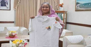 প্রধানমন্ত্রীর জয় বাংলা কনসার্টের টি-শার্ট, মগ, পোস্টার গ্রহণ প্রধানমন্ত্রীর জয় বাংলা কনসার্টের টি-শার্ট, মগ, পোস্টার গ্রহণ