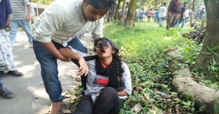 জাবিতে আন্দোলনকারীদের ওপর হামলা; ছাত্রীসহ আহত ৩৫