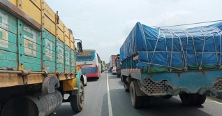 ঢাকা-বঙ্গবন্ধু সেতু মহাসড়কে দীর্ঘ যানজট, দুর্ভোগে যাত্রীরা ঢাকা-বঙ্গবন্ধু সেতু মহাসড়কে দীর্ঘ যানজট, দুর্ভোগে যাত্রীরা