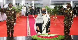 বঙ্গবন্ধুর প্রতিকৃতিতে প্রধানমন্ত্রীর শ্রদ্ধা নিবেদন