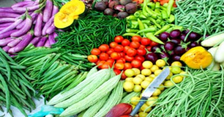 দাম কমছে সবজির, তবুও ফেরেনি স্বস্তি