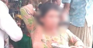 নারীকে জুতার মালা পরিয়ে চুল কর্তন ও ভিডিও ধারণ নারীকে জুতার মালা পরিয়ে চুল কর্তন ও ভিডিও ধারণ