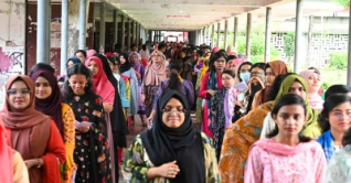 ডাকসু নির্বাচনে ভোট দিতে শিক্ষার্থীদের দীর্ঘ সারি