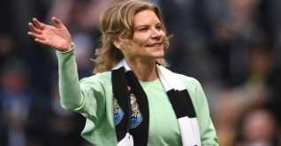 আবার কেন আলোচনায় আমান্ডা স্ট্যাভেলি