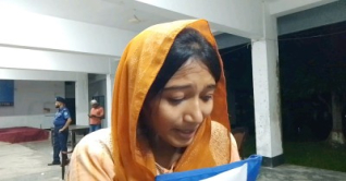 ১২০ টাকায় পুলিশের চাকরি পেয়ে কান্নায় ভেঙে পড়লেন তরুণী ১২০ টাকায় পুলিশের চাকরি পেয়ে কান্নায় ভেঙে পড়লেন তরুণী