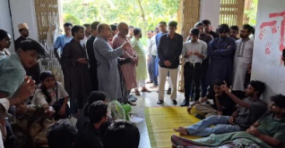 ৫২ ঘণ্টা পর অনশন ভাঙলেন চবির ৯ শিক্ষার্থী