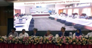 উপদেষ্টার উপস্থিতিতে শেখ মুজিব ও হাসিনার ছবি প্রদর্শন