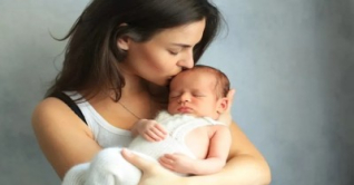 নবজাতককে ‍চুমু খাবেন না যে কারণে
