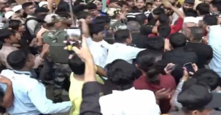 আইফোন ১৭ কেনা নিয়ে ভারতে ব্যাপক ধাক্কাধাক্কি, মারামারি