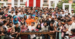 কঠোর আন্দোলনের হুঁশিয়ারি সরকারি সাত কলেজ শিক্ষার্থীদের