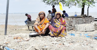 এক রাতেই বিলীন শামসুন নাহারদের ঘরবাড়ি