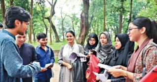 চাকসুতে চার ভাষায় প্রচারপত্র ছাপিয়ে নজরে সুমাইয়া