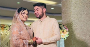 বাগদান সারলেন সংগীতশিল্পী তানজীব সারোয়ার বাগদান সারলেন সংগীতশিল্পী তানজীব সারোয়ার