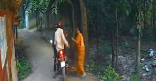 পিস্তল ঠেকিয়ে গৃহবধূর কানের দুল ছিনতাই