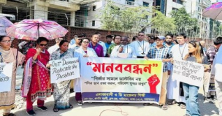 গির্জা ও স্কুলের সামনে ময়লার ভাগাড়, প্রতিবাদে মানববন্ধন