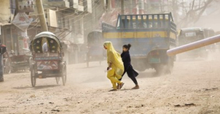 ঢাকার বাতাস আজ ‘অস্বাস্থ্যকর’, দূষণে শীর্ষে লাহোর