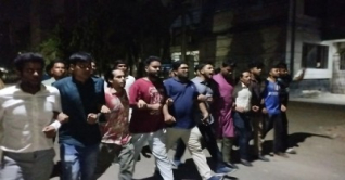 জবি ছাত্রীর শ্লীলতাহানির প্রতিবাদে মধ্যরাতে বিক্ষোভ