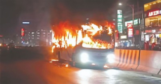 রাজধানীসহ সারাদেশের ৫ জায়গায় যানবাহনে আগুন