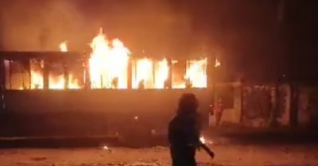 অ্যাম্বুলেন্সসহ সাত গাড়িতে আগুন, সড়ক অবরোধ