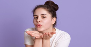 শীতে ঠোঁট ভালো রাখার ঘরোয়া উপায়