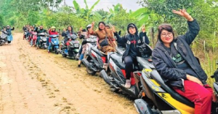 স্কুটিতে নতুন গতি পাহাড়ের নারীদের