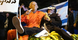 বন্দীদের পোশাকে কলার স্তূপে ‘নেতানিয়াহুকে বসিয়ে’ বিক্ষোভ