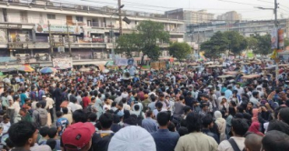 ঢাকা কলেজের সামনে সাত কলেজের শিক্ষার্থীদের সড়ক অবরোধ