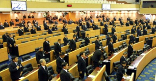 পার্লামেন্ট ভেঙে দিল থাইল্যান্ড পার্লামেন্ট ভেঙে দিল থাইল্যান্ড