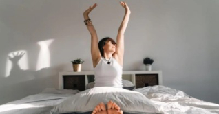 সকালের যে অভ্যাসগুলো আপনাকে দ্রুত বুড়িয়ে দিচ্ছে