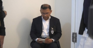 মায়ের কফিনের পাশে তারেক রহমানের কোরআন তেলাওয়াত মায়ের কফিনের পাশে তারেক রহমানের কোরআন তেলাওয়াত